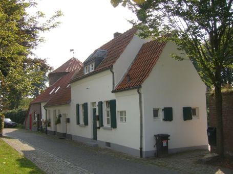 Kranenburg : Wanderstraße, Ansicht von rechts ( im Bild ), Häuserzeile und Pulverturm